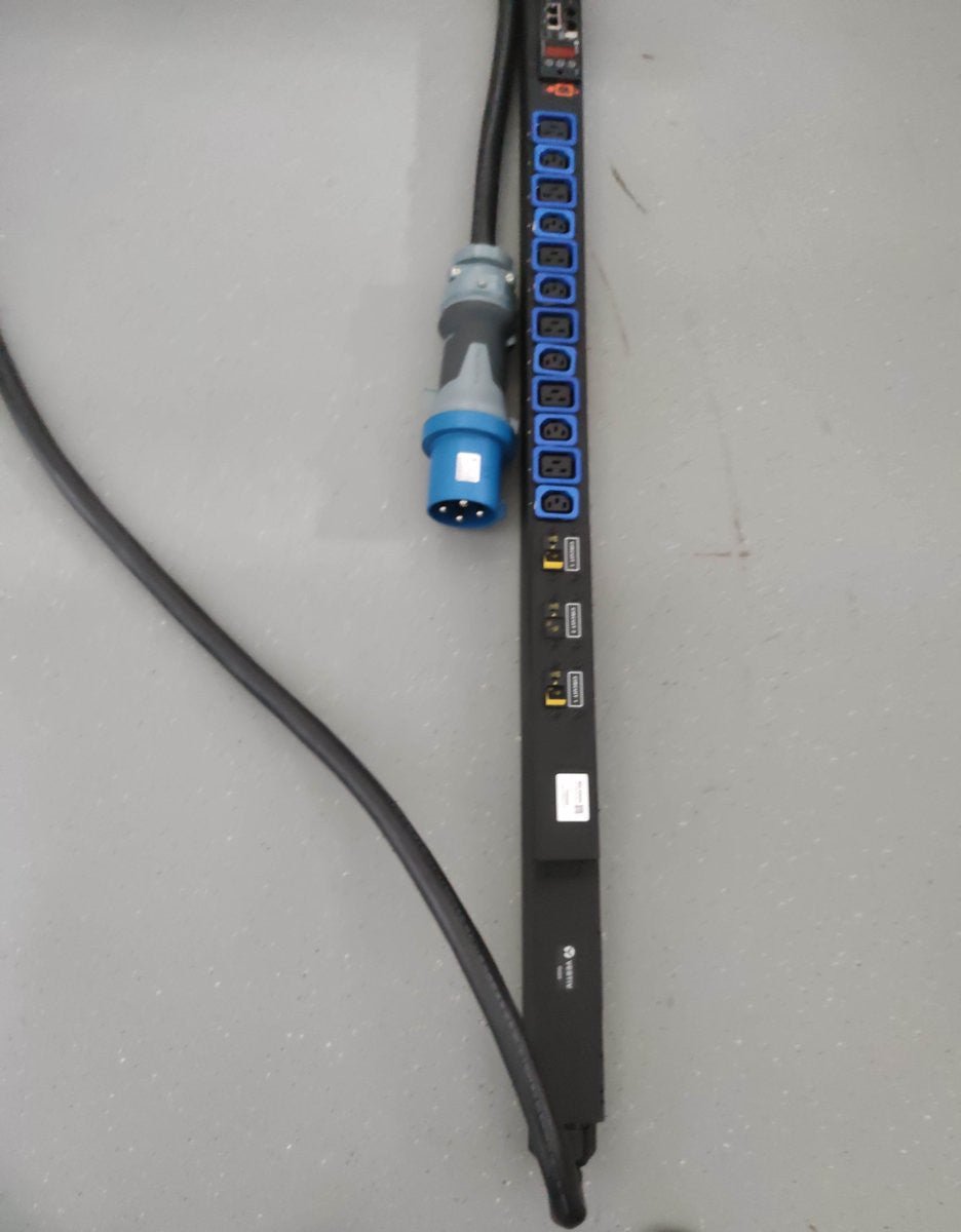 VERTIV Gecontroleerde eenheid niveau ec 32A 230V verticaal 36 vergrendelend iec C13 6 C19 GI39740L - B - Compridis