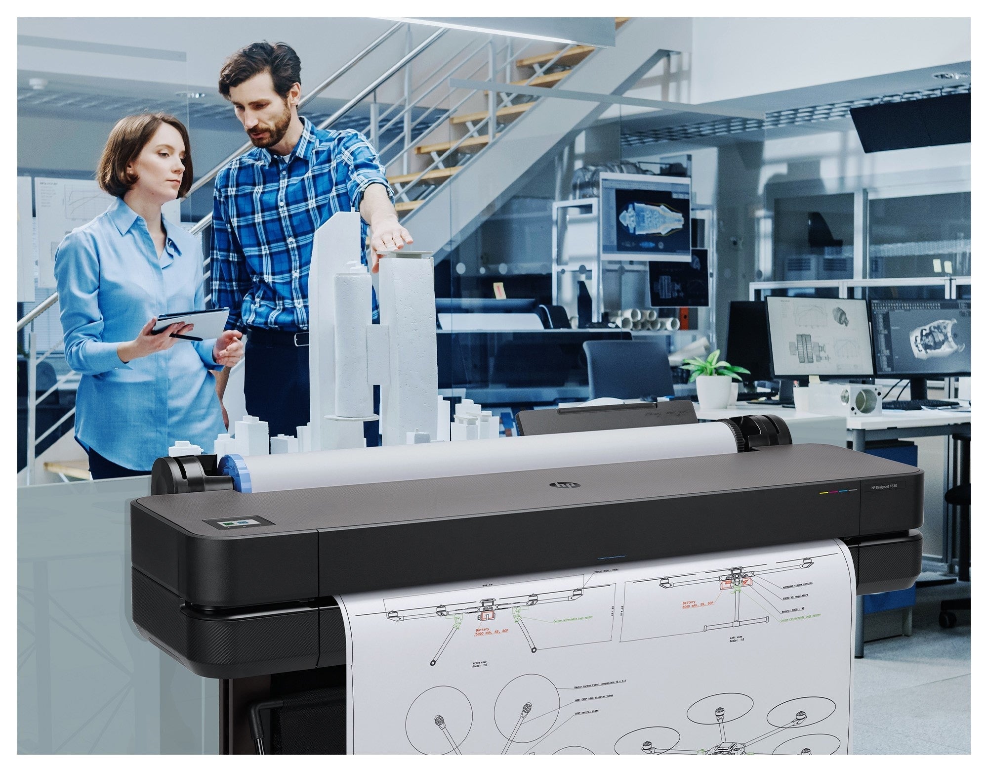 Collega's gebruiken een groot formaat printer van HP in hun design studio