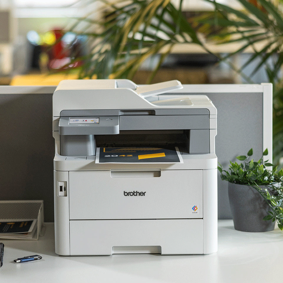 Zakelijke A4 all-in-one kleurenledprinter met dubbelzijdig printen en scannen, hoge capaciteit tonercartridges en flexibele papierverwerking.